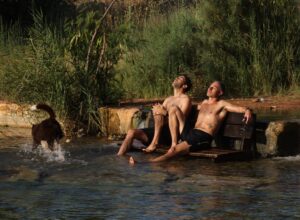 נחים במעיין לאחר תרגול יוגה